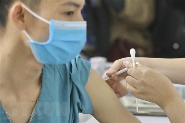 Nhân viên y tế tham gia trực tiếp công tác phòng chống dịch COVID-19 được tiêm vaccine phòng COVID-19. Ảnh minh họa. (Ảnh: Minh Quyết/TTXVN).