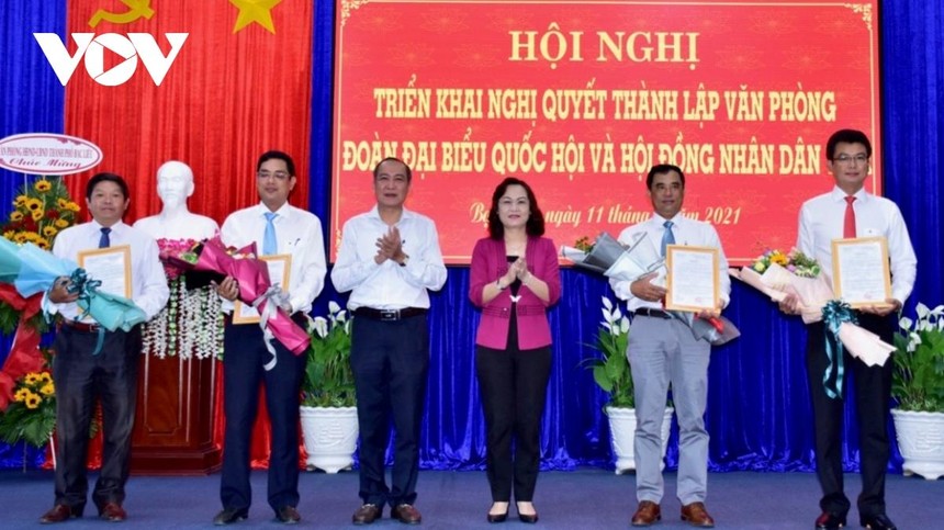 Bà Lê Thị Ái Nam- Phó Bí thư Thường trực Tỉnh ủy, Chủ tịch HĐND tỉnh Bạc Liêu và ông Phan Như Nguyện- Ủy viên dự khuyết Ban Chấp hành Trung ương Đảng, Phó chủ tịch Thường trực HĐND tỉnh Bạc Liêu trao quyết định, tặng hoa chúc mừng các cán bộ được bổ nhiệm Chánh, Phó Chánh Văn phòng ĐBQH và HĐND tỉnh.