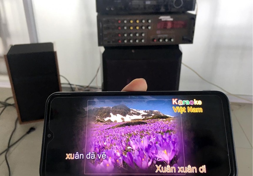 Hát karaoke tự phát gây phiền hà cho người dân.