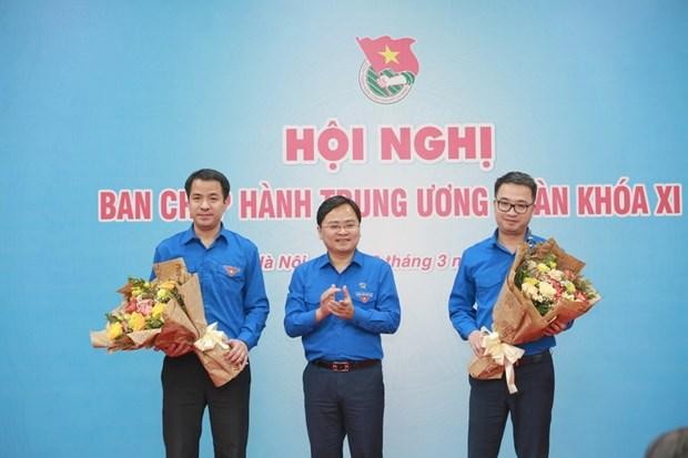 Ông Nguyễn Anh Tuấn - Ủy viên Trung ương Đảng, Bí thư thứ nhất Trung ương Đoàn chúc mừng ông Nguyễn Tường Lâm (phải) và ông Ngô Văn Cương (trái) vừa được bầu tham gia Ban Bí thư Trung ương Đoàn. (Nguồn: doanthanhnien.vn).