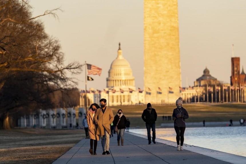 Người dân đeo khẩu trang phòng lây nhiễm Covid-19 tại Washington, D.C., Mỹ, ngày 23/1/2021. Ảnh: THX/TTXVN.