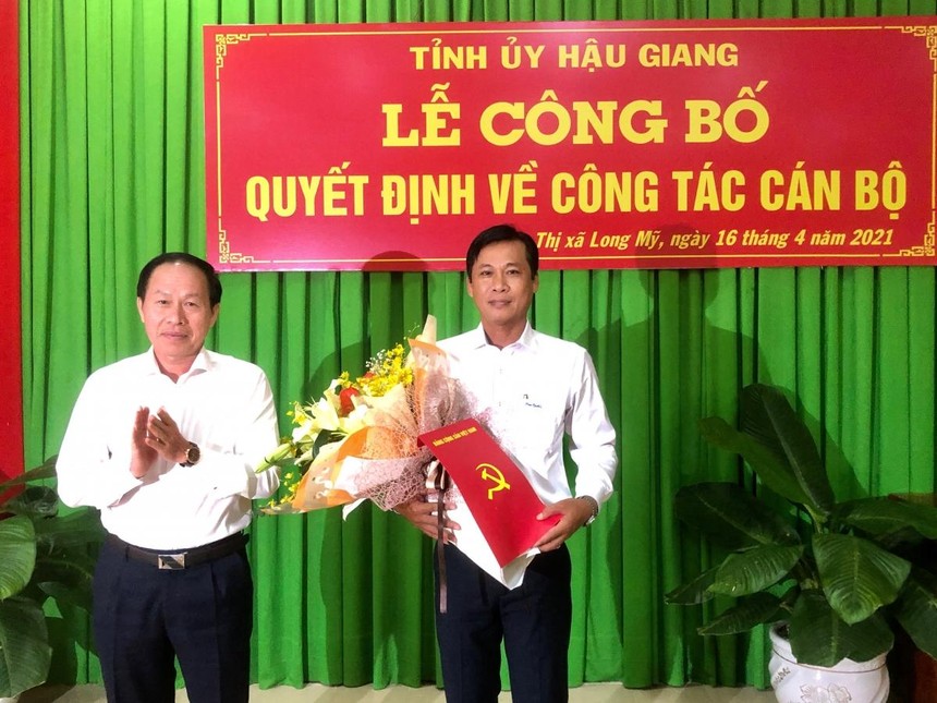 Ông Lê Tiến Châu- Ủy viên Trung ương Đảng- Bí thư Tỉnh ủy Hậu Giang trao Quyết định của Ban Thường vụ Tỉnh ủy điều động và chỉ định ông Võ Văn Trung giữa chức Bí thư Thị ủy Long Mỹ, nhiệm kỳ 2020-2025.