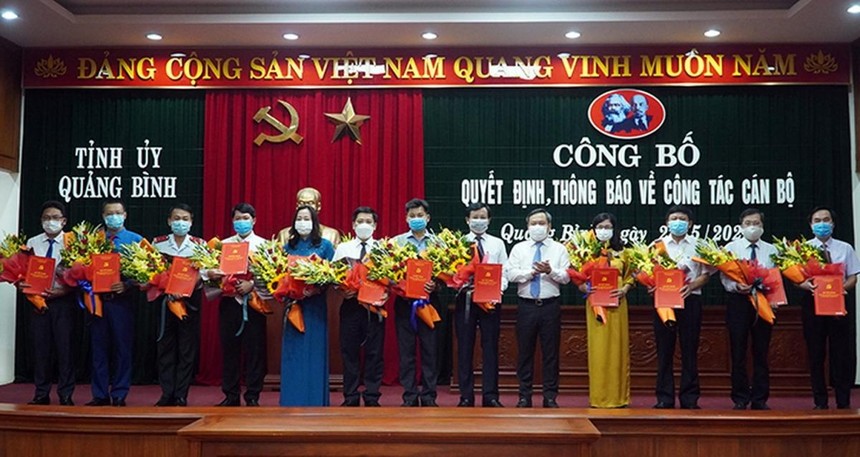 Ông Vũ Đại Thắng- Bí thư Tỉnh ủy Quảng Bình tặng hoa và trao quyết định cho các cán bộ được điều động, bổ nhiệm.