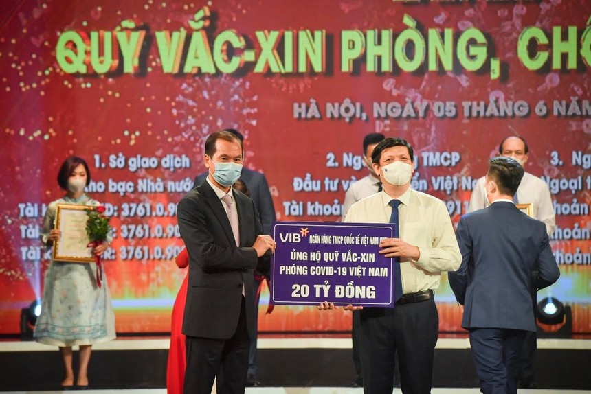 VIB cùng ngành Ngân hàng đóng góp vào Quỹ vắc-xin phòng Covid-19