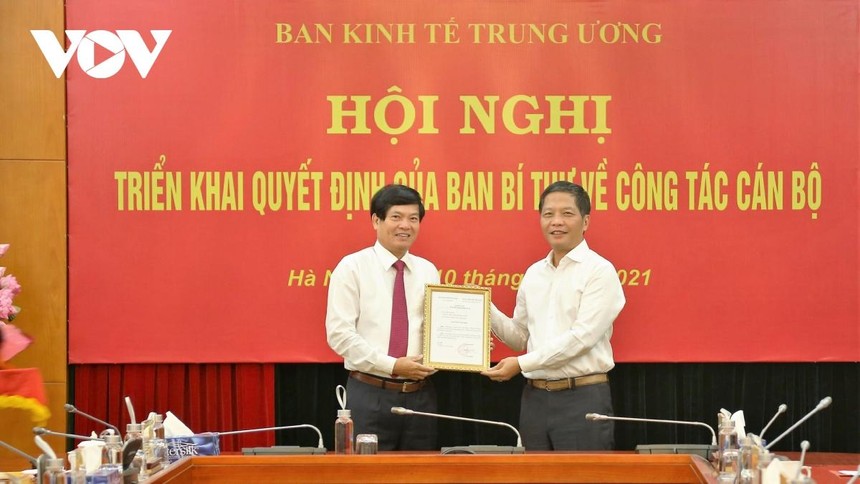 Trưởng Ban Kinh tế Trung ương Trần Tuấn Anh trao Quyết định cho ông Đỗ Ngọc An (ảnh trái).