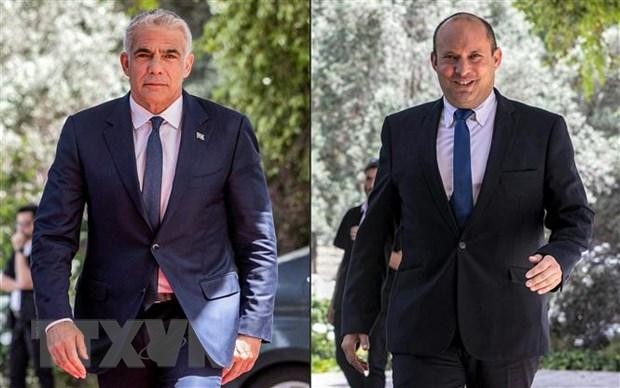 Lãnh đạo đảng Yemina của Israel Naftali Bennett (phải) và lãnh đạo đảng Yesh Atid, ông Yair Lapid. (Ảnh: AFP/TTXVN).