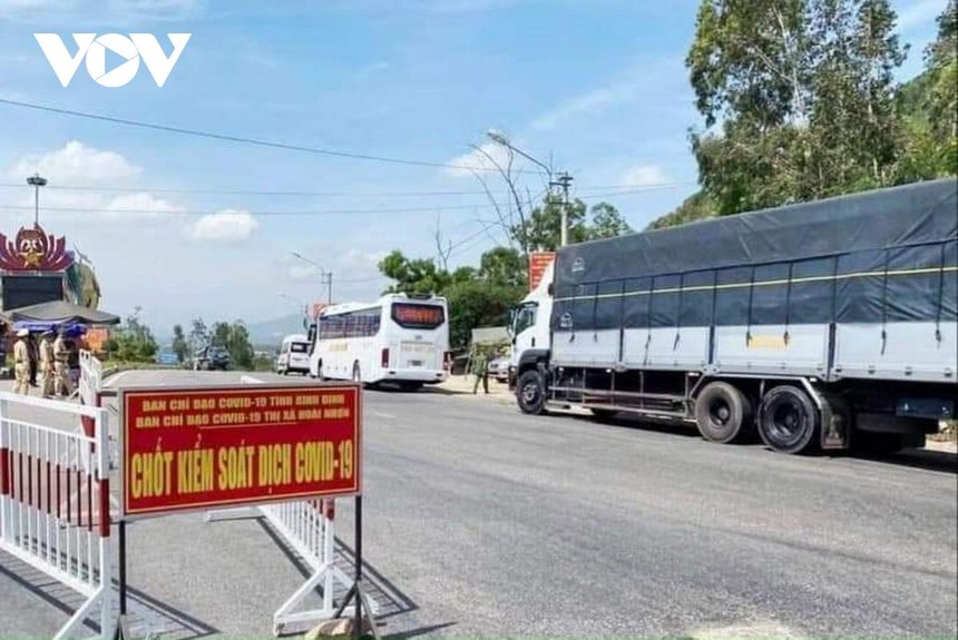 Chốt kiểm dịch y tế trên đèo Bình Đê, thị xã Hoài Nhơn được thiết lập trở lại.