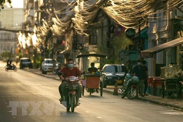 Người dân đeo khẩu trang phòng dịch COVID-19 tại Vientiane, Lào. (Nguồn: THX/TTXVN).