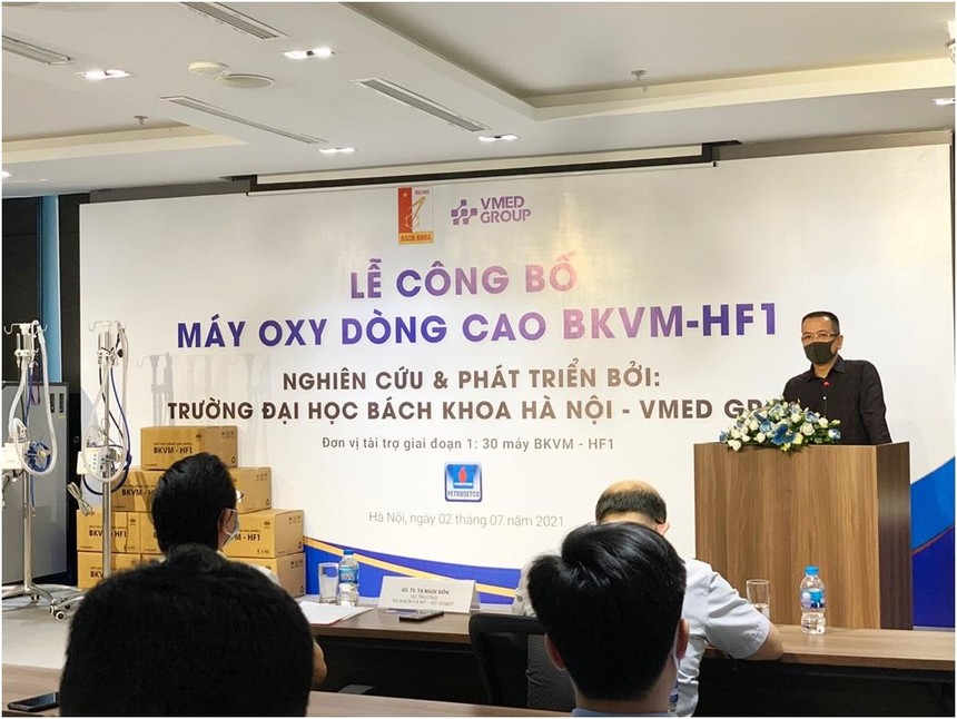 Ông Nguyễn Đăng Quang Chủ tịch HĐQT - Công ty CP Quản lý & Khai thác Tài sản PSA, trực thuộc Petrosetco trao tặng 1,5 tỷ đồng tài trợ cho Nhóm dự án