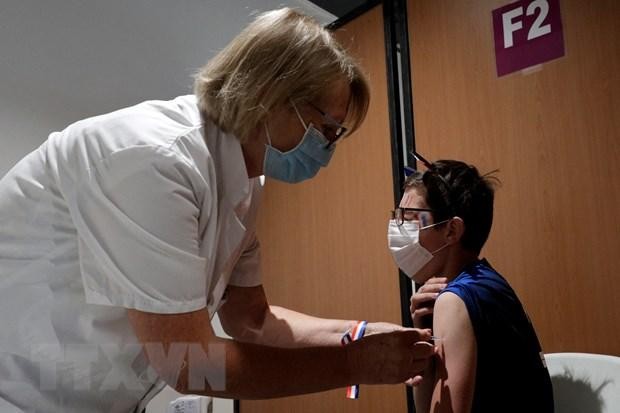 Nhân viên y tế tiêm vaccine ngừa COVID-19 cho người dân tại Paris, Pháp ngày 23/6/2021. (Ảnh: AFP/TTXVN)