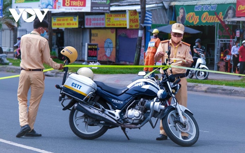 Lực lượng chức năng giăng dây, kiểm soát chặt người ra vào và tuyên truyền, nhắc nhở người dân hạn chế ra đường khi không cần thiết.