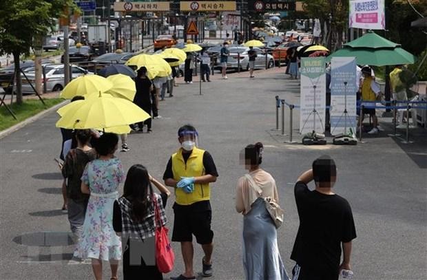 Người dân xếp hàng chờ xét nghiệm COVID-19 tại Seoul, Hàn Quốc, ngày 13/7/2021. (Nguồn: Yonhap/TTXVN).