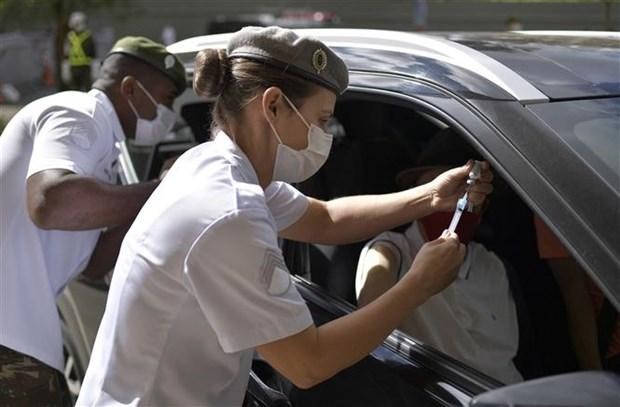 Người dân được tiêm vaccine ngừa COVID-19 tại Sao Paulo (Brazil), ngày 1/5/2021. (Ảnh: AFP/TTXVN).