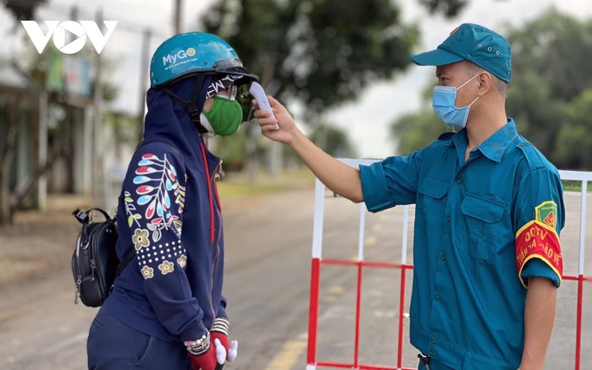 Đo nhiệt độ tại một chốt kiểm soát trên địa bàn. 