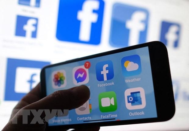 Biểu tượng Facebook trên màn hình điện thoại di động. (Ảnh: AFP/TTXVN).