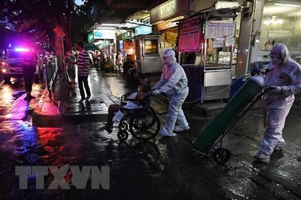 Chuyển bệnh nhân nhiễm COVID-19 tới bệnh viện ở Bangkok, Thái Lan. (Ảnh: AFP/TTXVN).