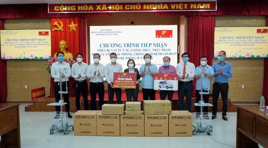 Lễ tiếp nhận quà tặng trị giá 1,744 tỷ đồng của Hệ thống 5F tại UBND thành phố Thủ Dầu Một.