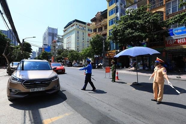 Lực lượng tuần tra kiểm soát nghiêm ngặt các phương tiện ra vào tại chốt kiểm dịch. (Ảnh: TTXVN).