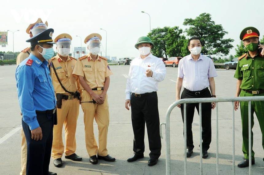 Lãnh đạo Thành phố Hà Nội kiểm tra công tác kiểm soát, phòng chống dịch tại chốt kiểm soát Pháp Vân-Cầu Giẽ.