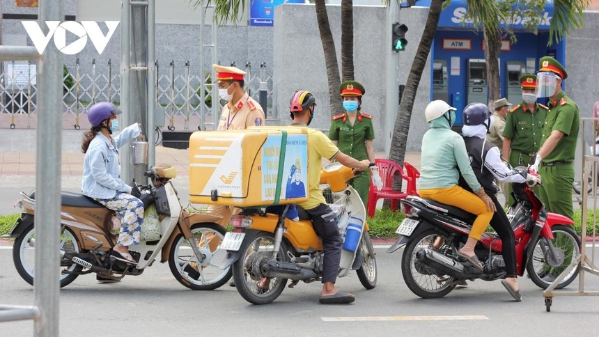 Lực lượng chức năng kiểm tra Giấy đi đường của người dân khi qua các chốt kiểm soát phòng chống dịch COVID-19.