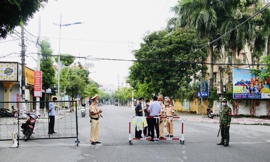 Một điểm chốt được thiết lập để phòng, chống dịch COVID-19 trên địa bàn TP. Phủ Lý.