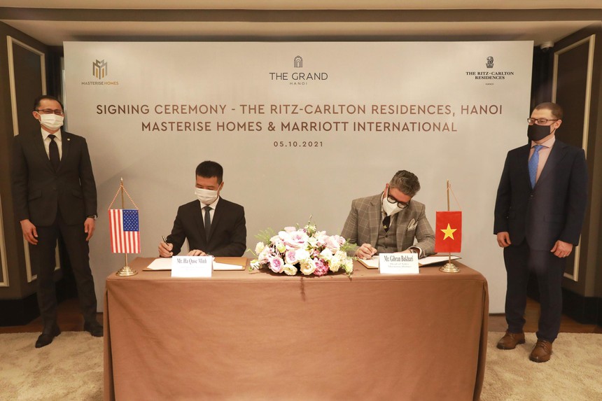 Đại diện tập đoàn Marriott International tại Việt Nam - ông Hà Quốc Minh (bên trái) và đại diện Masterise Homes - ông Gibran Bukhari – Giám đốc Khối Kinh doanh (bên phải) tham gia ký kết. Khách mời danh dự chứng kiến lễ ký kết từ phía Đại sứ Quán Hoa Kỳ tại Việt Nam, ông Konstantin Dubrovsky – Tham tán Kinh tế (đứng bên phải) và đại diện Tập đoàn Marriott International, ông Julian Wong - Tổng giám đốc Khách sạn Sheraton Hà Nội (đứng bên trái) trong lễ ký kết.