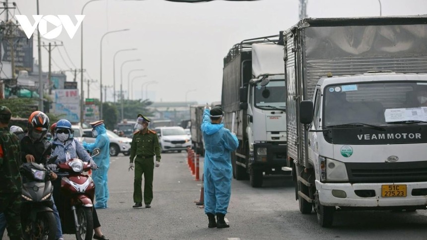 Chốt kiểm soát tại cửa ngõ TP.HCM - Bình Dương trên Quốc lộ 13 (ảnh Hà An).