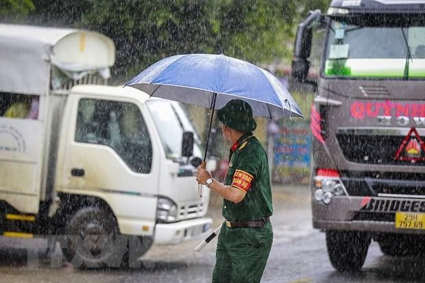 Lực lượng chức năng tại chốt kiểm soát ở Hòa Bình trước khi dừng hoạt động các chốt. (Ảnh: Trọng Đạt/TTXVN).