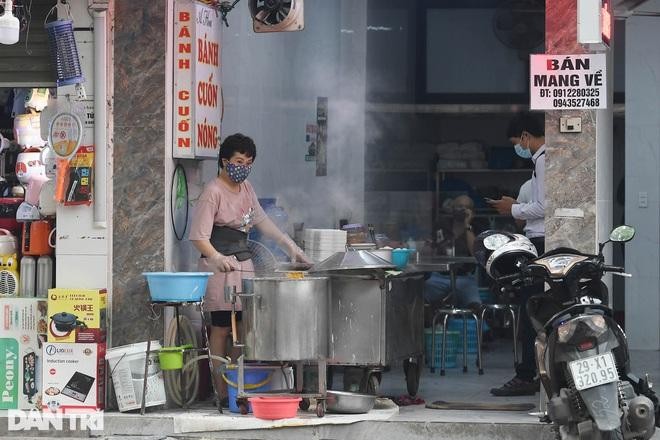 Hà Nội vẫn cho phép nhà hàng, cơ sở kinh doanh dịch vụ ăn uống (trừ quán rượu, bia, bia hơi) được bán hàng tại chỗ nhưng phải đóng cửa trước 21h hàng ngày để phòng, chống dịch (Ảnh: Mạnh Quân).