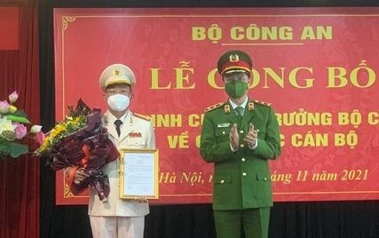 Thứ trưởng Nguyễn Duy Ngọc trao quyết định và chúc mừng Đại tá Tráng A Tủa, tân Cục trưởng Cục Xây dựng phong trào bảo vệ An ninh Tổ quốc..