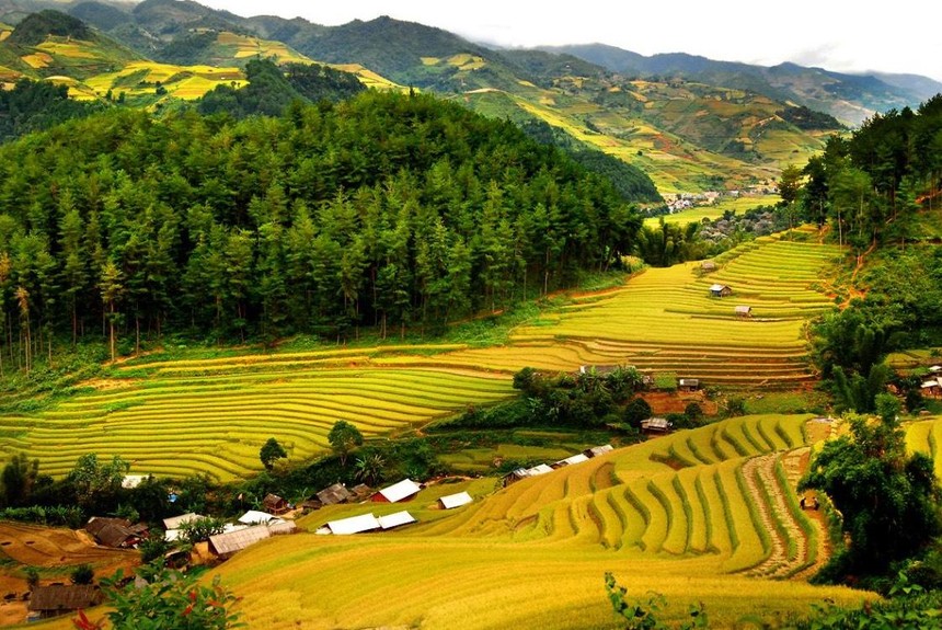 Hoà Bình đẹp bởi những thung lũng san sát, tạo nên bức tranh sơn thuỷ hữu tình.