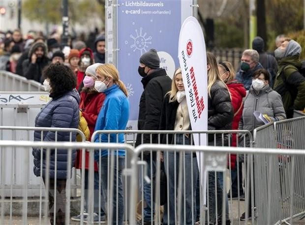 Người dân xếp hàng chờ tiêm vaccine phòng COVID-19 tại Vienna, Áo. (Ảnh: AFP/TTXVN).