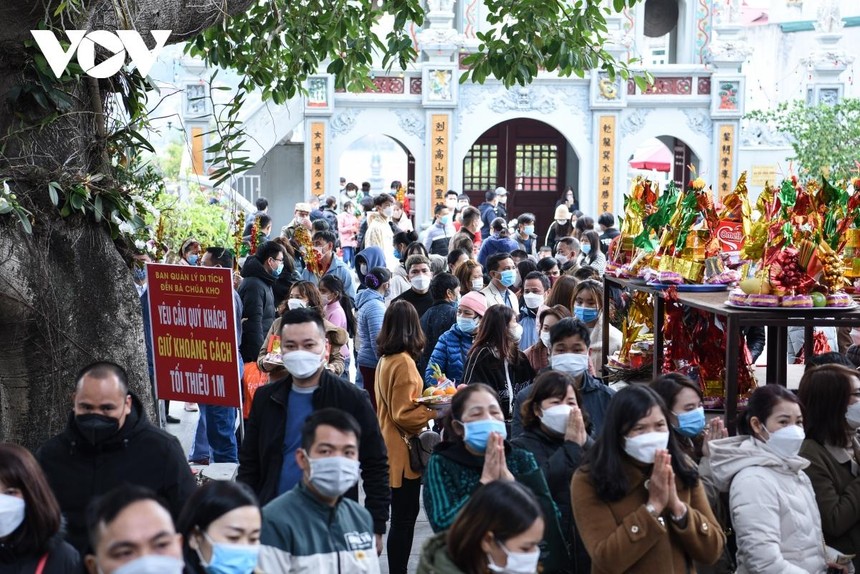 Trong sáng ngày 4/2 (tức ngày mùng 4 Tết) hàng ngàn người dân kéo nhau đến đền Bà Chúa Kho (phường Vũ Ninh, TP Bắc Ninh) thắp nhang, dâng lễ để “vay tiền” làm ăn hoặc xin “lộc rơi, lộc vãi” mong cho cả năm được may mắn.