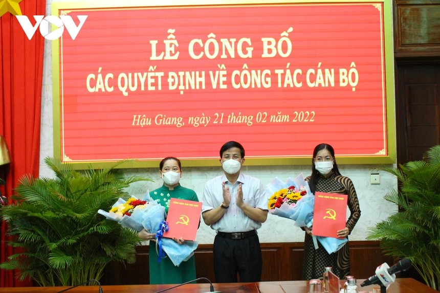 Ông Trần Văn Huyến (giữa)- Phó Bí thư Thường trực Tỉnh ủy, Chủ tịch HĐND tỉnh Hậu Giang trao Quyết định của Ban Thường vụ Tỉnh ủy cho bà Lê Thị Thanh Lam (trái) và bà Lê Thị Cẩm Tú.