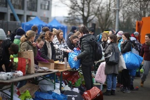 Phân phát đồ hỗ trợ cho người Ukraine sơ tán tránh chiến sự, tại Krakow (Ba Lan) ngày 26/2/2022. (Ảnh: PAP/TTXVN).