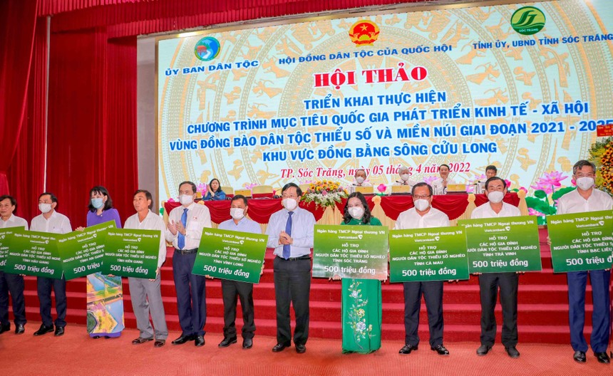 Ủy viên Bộ Chính trị, Phó Thủ tướng thường trực Chính phủ Phạm Bình Minh (thứ 5 từ phải sang) và Ủy viên Bộ Chính trị, Phó Chủ tịch thường trực Quốc hội Trần Thanh Mẫn (thứ 5 từ trái sang) trao kinh phí hỗ trợ của Vietcombank cho đại diện 9 tỉnh Đồng bằng Sông Cửu Long để hỗ trợ các hộ gia đình.người dân tộc thiểu số nghèo