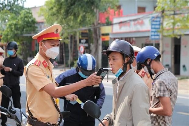 Lực lượng Cảnh sát giao thông Công an huyện Phú Thiện (Gia Lai) thực hiện kiểm tra nồng độ cồn vào giờ cao điểm. (Ảnh: Quang Thái/TTXVN)