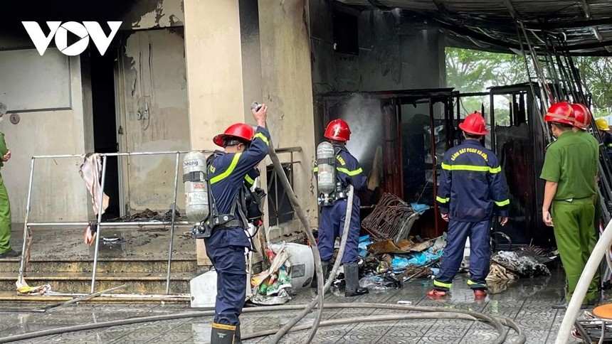 Lực lượng phòng cháy chữa cháy tiến hành dập lửa.