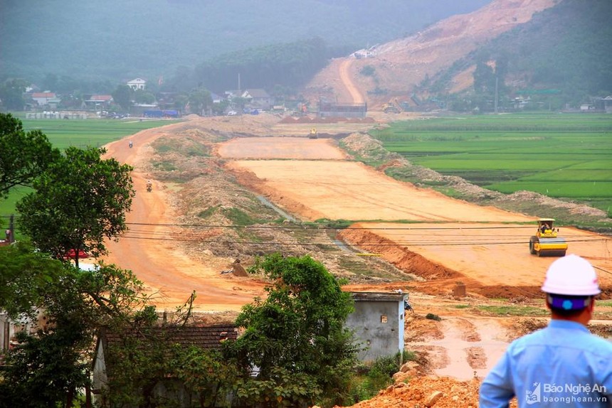 Cao tốc Bắc Nam đoạn qua xã Diễn Phú, huyện Diễn Châu dần hình thành. Ảnh: Trân Châu - báo Nghệ An.