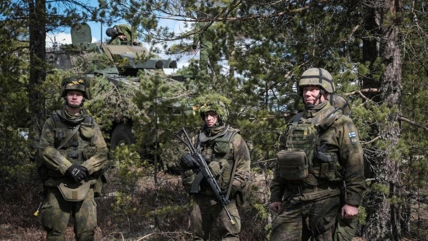 Binh sỹ Phần Lan tham gia một cuộc tập trận chung với Anh, Latvia, Estonia và Mỹ. Ảnh: AFP.