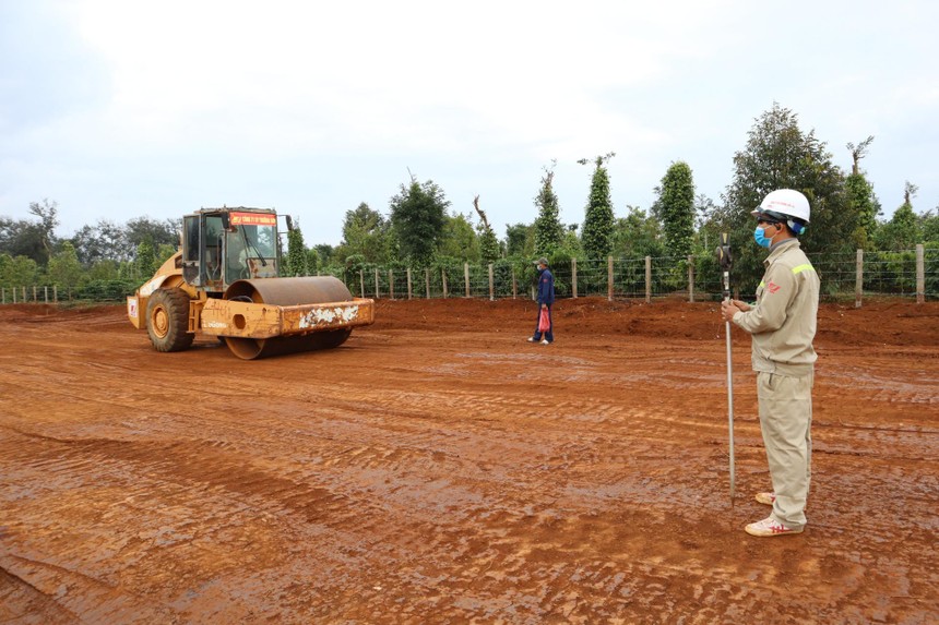 Thi công công trình đường Hồ Chí Minh đoạn tránh phía Đông TP. Buôn Ma Thuột. Ảnh: Khánh Băng, Báo Đắk Lắk.