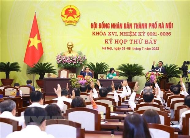 Các đại biểu Hội đồng Nhân dân biểu quyết thông qua chương trình Kỳ họp. (Ảnh: Văn Điệp/TTXVN)