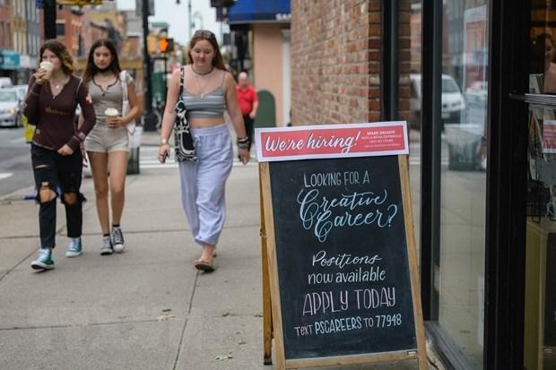 Bảng thông báo thuê nhân viên tại một cửa hàng ở New York, Mỹ. (Ảnh: AFP/TTXVN).