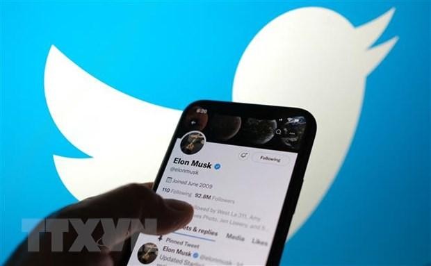 Tài khoản của Chủ tịch Tập đoàn Tesla, tỷ phú Elon Musk và logo của Twitter. (Ảnh: AFP/TTXVN)