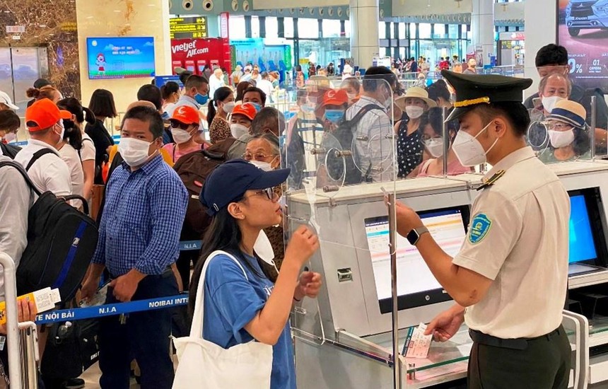 Nhân viên an ninh hàng không kiểm tra hành khách làm thủ tục bay. (Ảnh: CTV/Vietnam+)