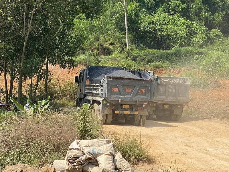 Người dân phản ánh đoàn xe chở đất gây bụi ảnh hưởng đến môi trường. Ảnh: Thanh Chung.