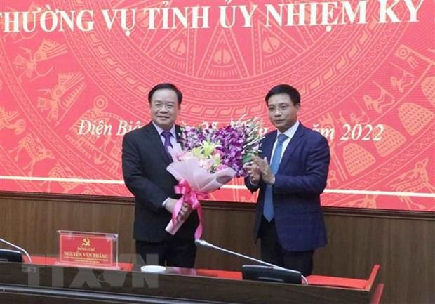 Ông Nguyễn Văn Thắng, Ủy viên Ban Chấp hành Trung ương Đảng, Bộ trưởng Bộ Giao thông Vận tải, tặng hoa chúc mừng ông Mùa A Sơn, Phó Bí thư thường trực Tỉnh ủy Điện Biên. (Ảnh: Xuân Tiến/TTXVN)