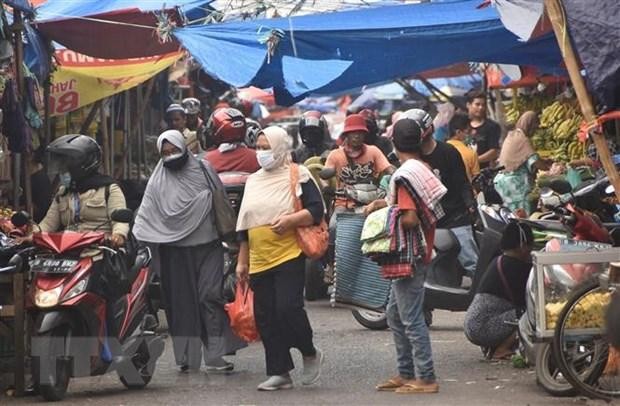 Người dân mua sắm tại một khu chợ ở Bekasi, Indonesia. (Ảnh: AFP/TTXVN)