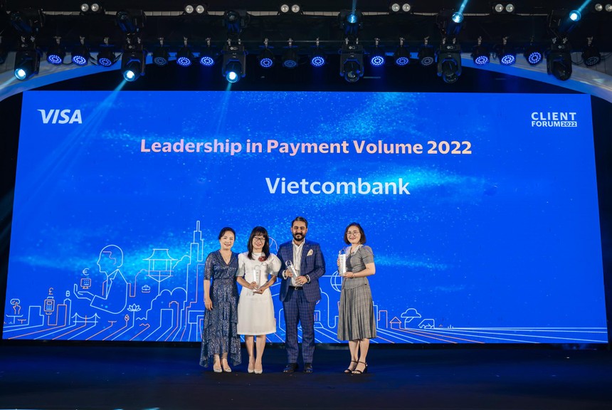 Bà Đoàn Hồng Nhung - Phó Giám đốc Khối bán lẻ Vietcombank nhận giải thưởng.