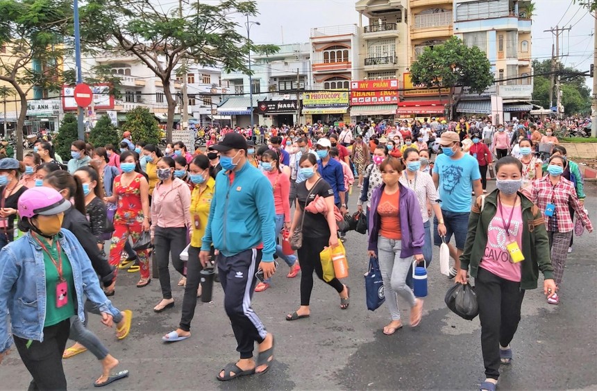 Tết đến, bên cạnh niềm vui đoàn viên còn là nỗi lo cơm áo đè nặng lên vai những công nhân lao động nghèo (ảnh minh họa – Nam Dương)